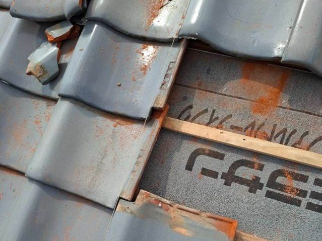 福岡市東区で葺き直しに伴う瓦の復旧作業