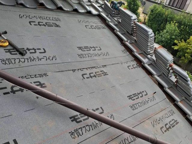 福岡市東区で葺き直しに伴う防水シート敷設