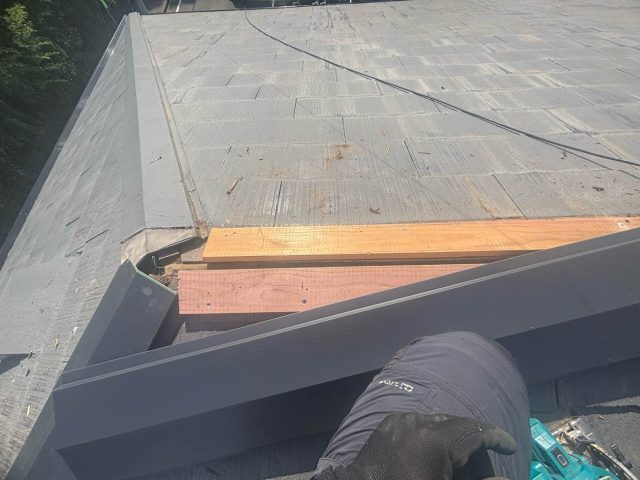 糸島市の棟板金の下地の施工