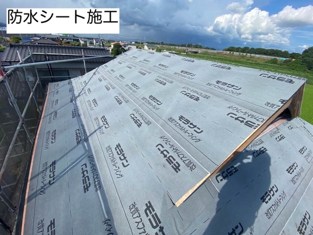 葺き替え工事の防水シート施工