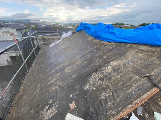 佐賀県鳥栖市の葺き替え工事で屋根材の撤去