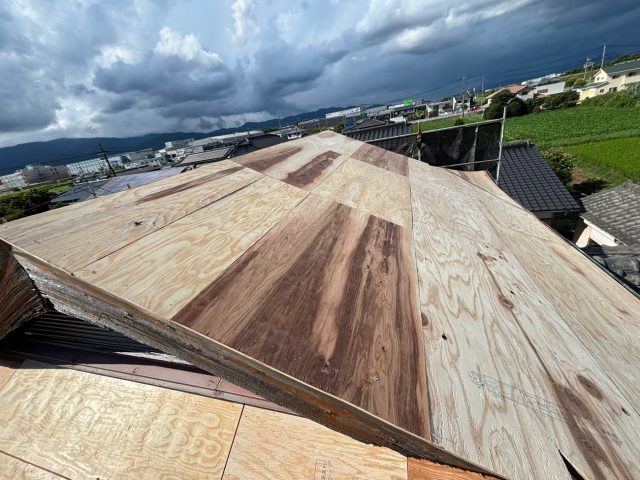 佐賀県鳥栖市の葺き替え工事で野地板を施工
