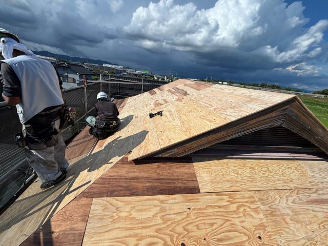 佐賀県鳥栖市で雨漏り修理｜築45年屋根瓦の撤去から野地板・防水シートの施工まで