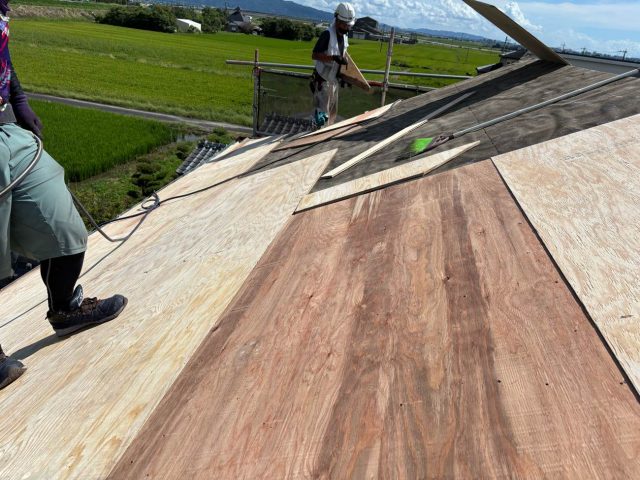 佐賀県鳥栖市の葺き替え工事で野地板を新設