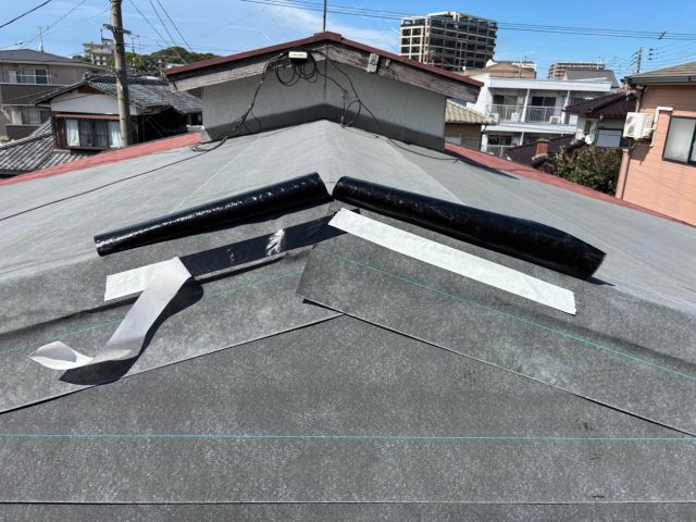 福岡市東区で老朽化したスレート屋根に防水シート上貼りで低予算・即対応で解決