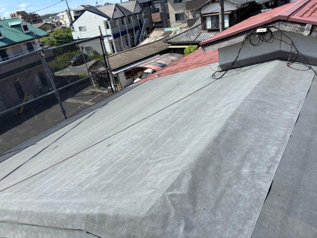 福岡市東区で屋根に防水紙を上貼り