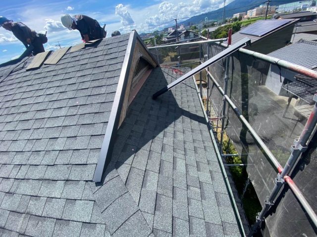 佐賀県鳥栖市で葺き替えに伴いオークリッジスーパーを施工中