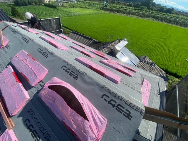 佐賀県鳥栖市の葺き替え工事でルーフィング敷設