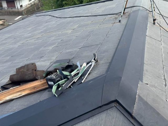 【糸島市】庭に屋根の一部が落下｜強風被害を受けた棟板金の交換工事