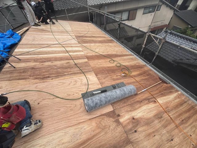 大野城市で野地板を施工する職人