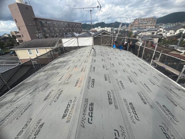 【大野城市】スレート屋根の葺き替え工事｜野地板施工・防水シート工程を詳しく紹介