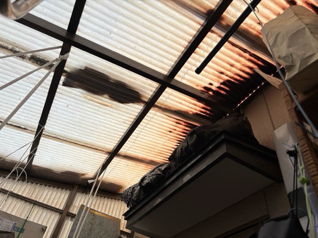 福岡市東区で実施した波板交換工事、屋根の劣化、黄ばみ