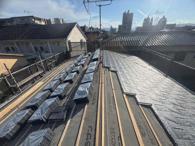 大野城市の葺き替え工事でルーガを施工している様子