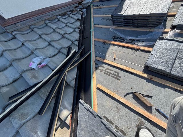 須恵町で雨漏り修理の葺き替え工事中