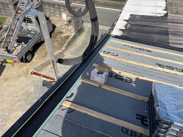 須恵町で施工が終わった防水紙と桟木