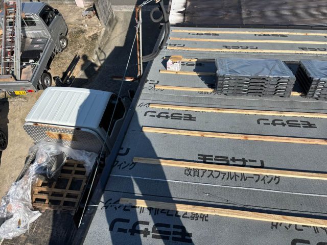 須恵町の葺き替え工事で設置された防水紙と桟木