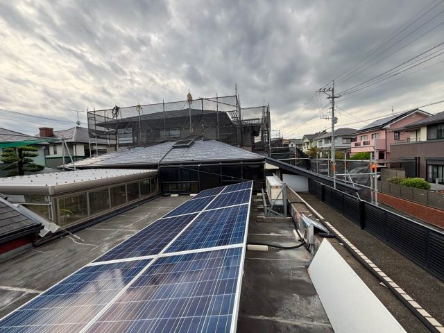 大野城市の屋根のソーラーパネル周辺
