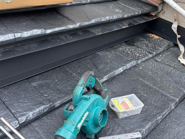 須恵町の葺き替え工事の板金施工