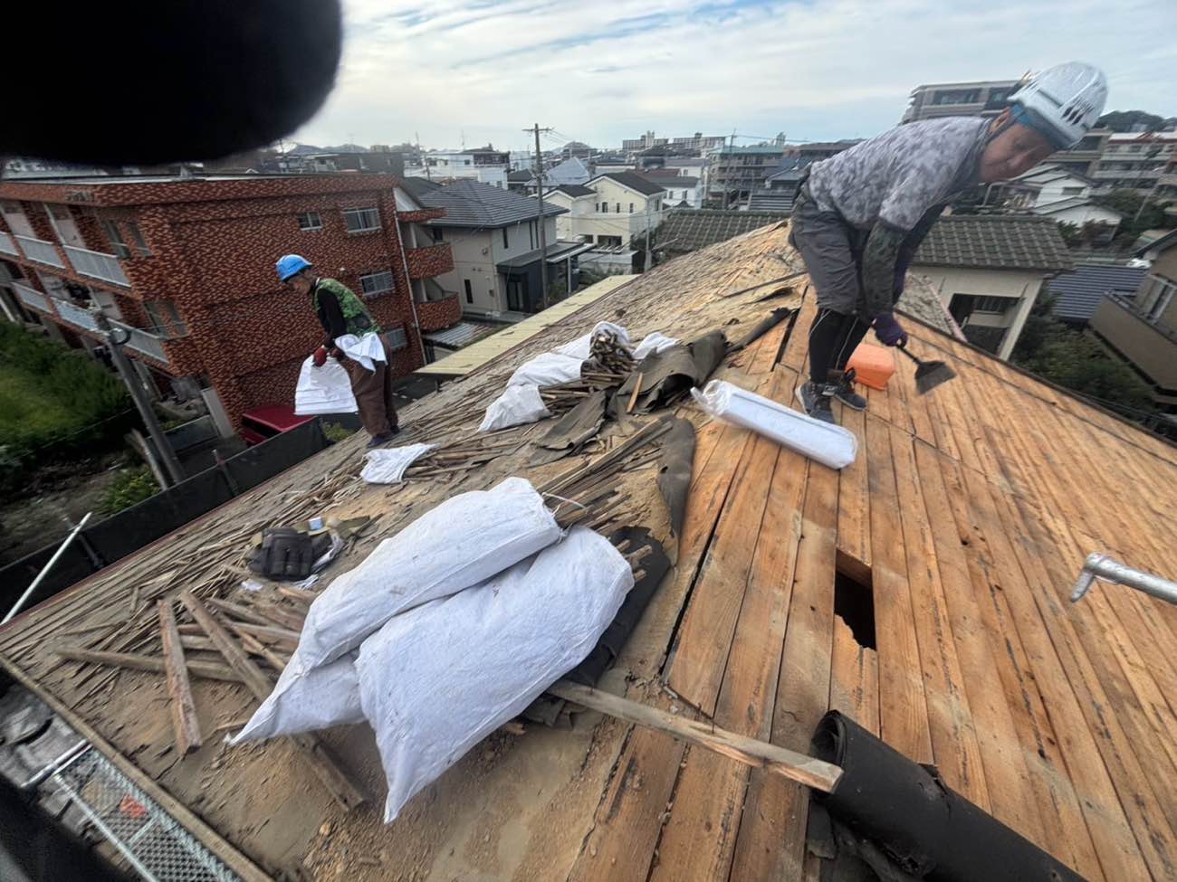 福岡市早良区の屋根葺き替え工事、下地の腐食を確認
