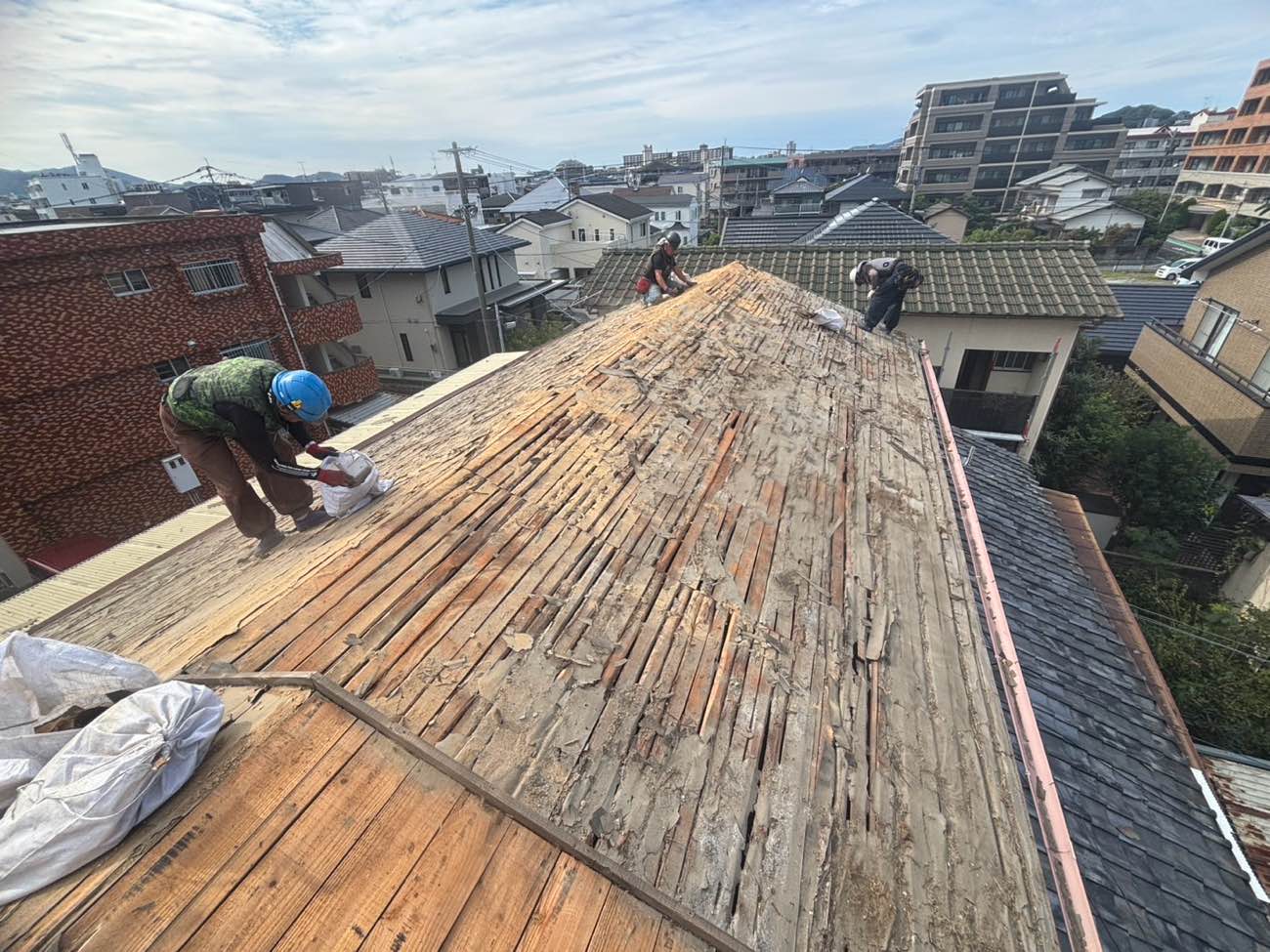 福岡市早良区の葺き替え工事、防水シートの劣化を確認