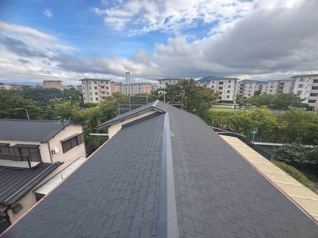 福岡市早良区の屋根葺き替え工事、オークリッジスーパーを採用した屋根葺き替え工事の完了