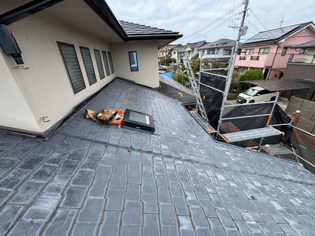 大野城市でコロニアル屋根の深刻な色褪せを確認。耐震化を見据えた工事の検討