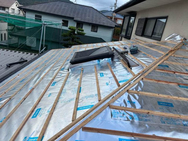 大野城市の葺き替え工事における桟木の固定