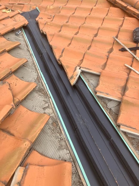 福岡市東区の谷板金交換工事、新規谷板金施工