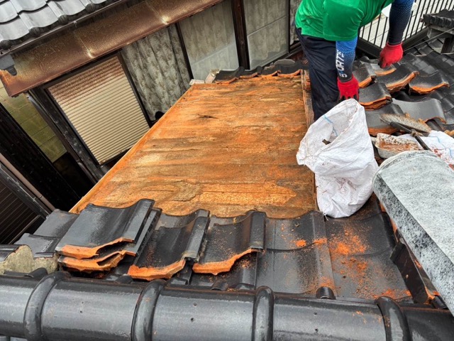 糸島市で実施した葺き直し工事、瓦撤去の様子