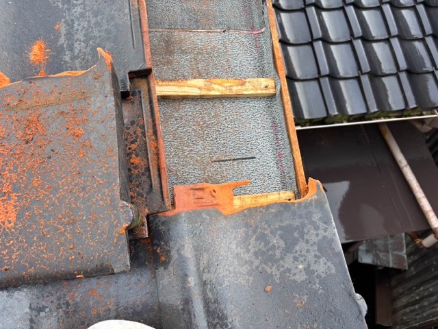 糸島市で実施した瓦の葺き直し工事、復旧作業