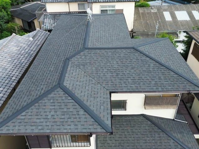 福岡市南区｜オークリッジスーパーを使用した屋根工事にて棟板金の仕上げ工程