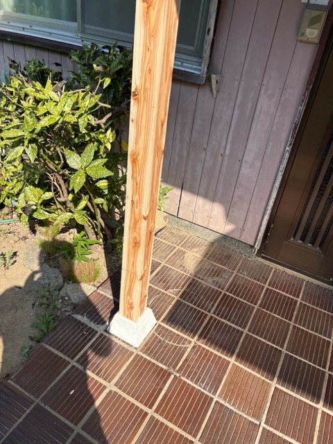 新規柱の建て込みと足元の固定