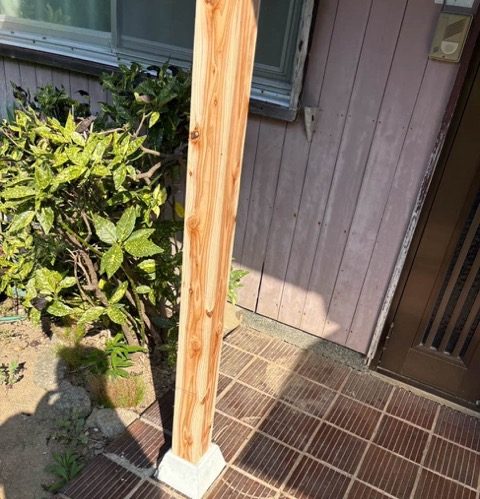 飯塚市の玄関柱の工事、屋根の傾き