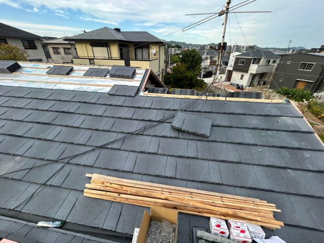 福津市の葺き替え工事で屋根材施工