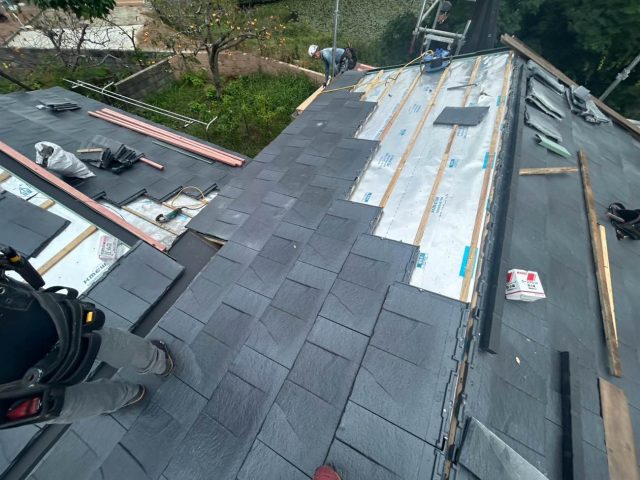 福津市の葺き替え工事で屋根材を設置