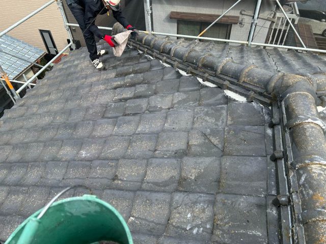 福岡市西区で漆喰の補修を行う職人