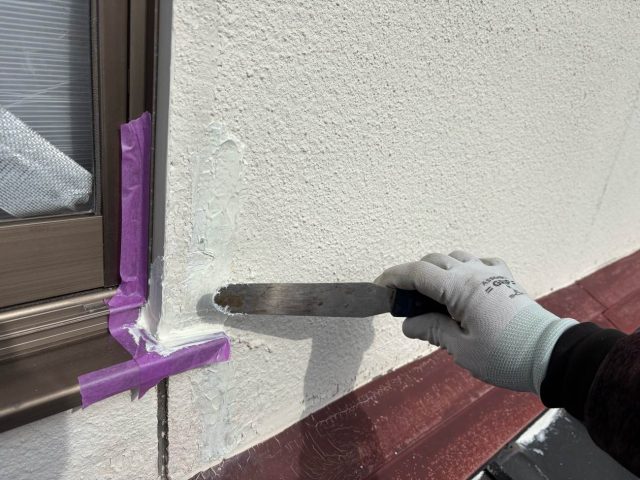 福岡市西区でコーキングをヘラで接着