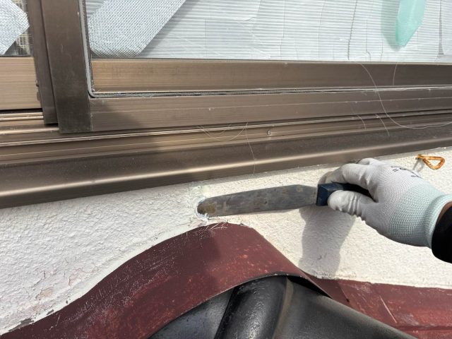 福岡市西区でコーキング材の均し作業