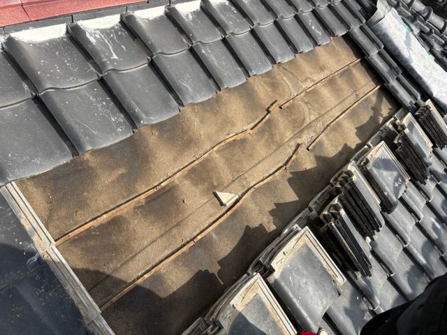 福岡市西区の葺き直し工事における瓦の撤去