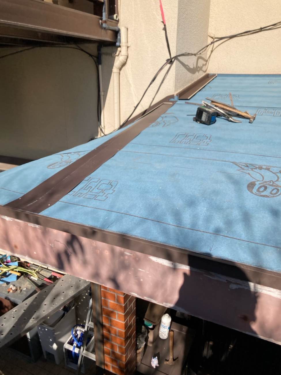 玄関の庇、カバー工法