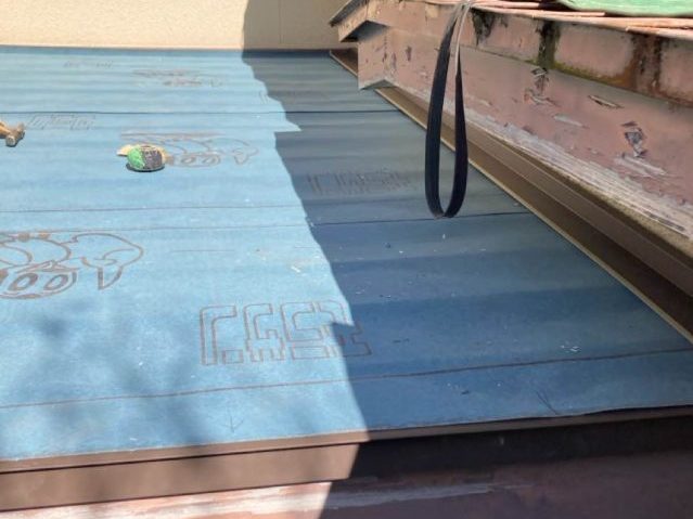 福岡市南区の玄関庇に防水シートを敷設