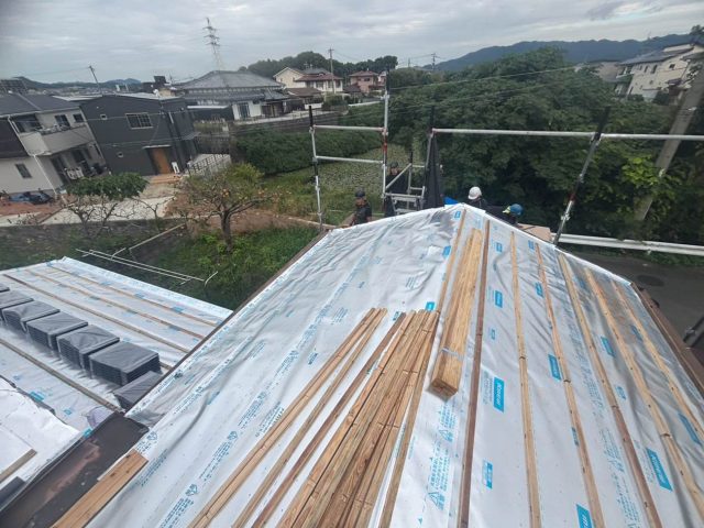 福津市で屋根材設置のための桟木を固定