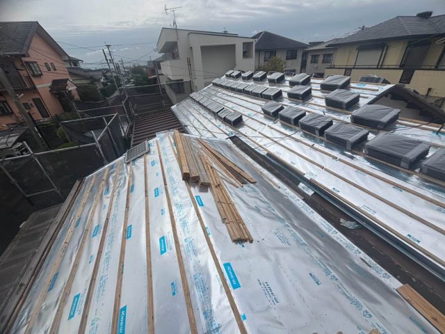 福津市で葺き替え工事に伴う桟木の設置