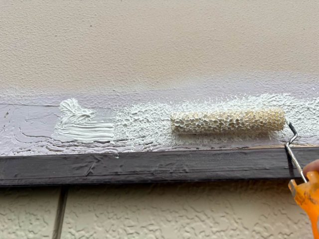 福津市で外壁の塗装中