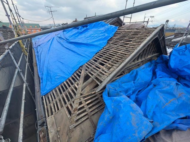 福岡市東区で瓦を撤去して顕になった垂木