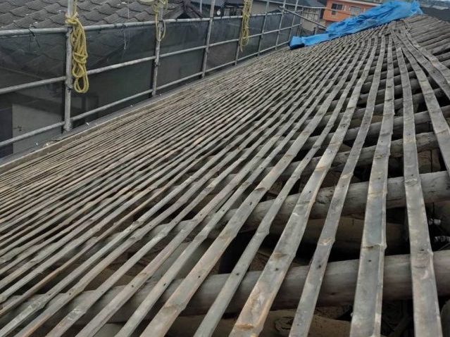 福岡市東区で剥き出しになった古い垂木