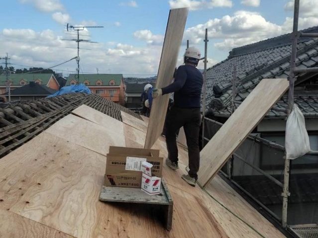福岡市東区で新しく野地板を施工する職人