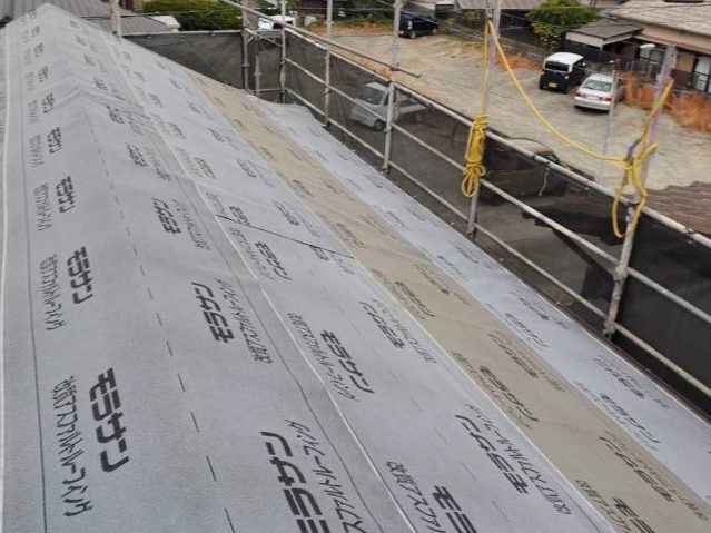 福岡市東区の雨漏り修理｜防水性と耐久性を向上させる改質アスファルトルーフィングの敷設