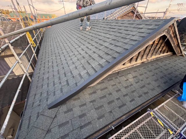 福岡市東区の新設屋根に板金施工中