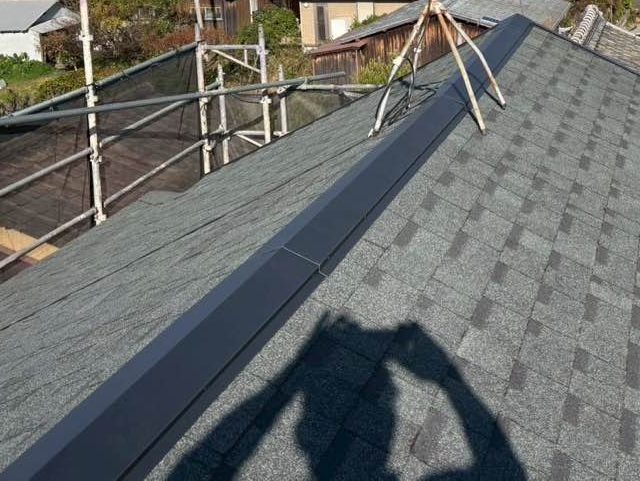 福岡市東区で仕上げの棟板金を設置